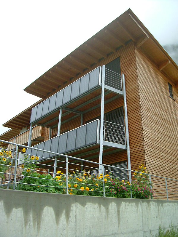 Integrierter Sonnenkollektor im Balkongeländer, Latsch Integrierter Sonnenkollektor im Balkongeländer, Latsch