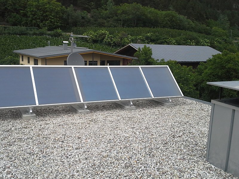 Sonnenkollektoren auf Flachdach, Eyrs