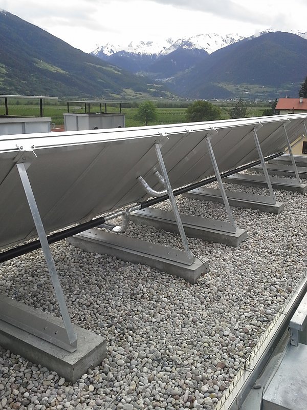 Befestigung von Sonnenkollektoren auf Flachdach, Eyrs